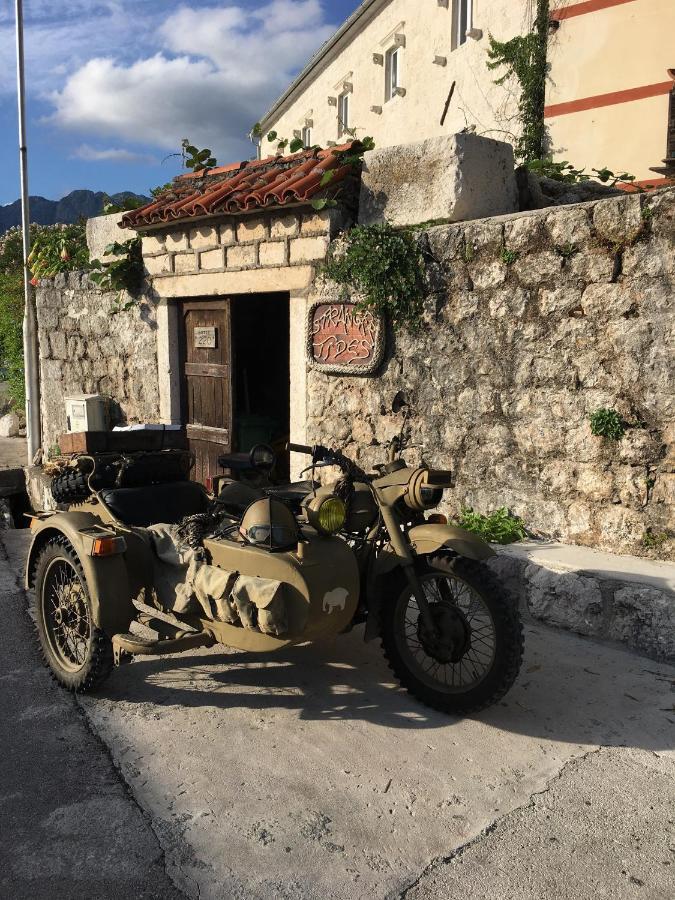 A Pousada Stranger Tides Kotor Exterior foto
